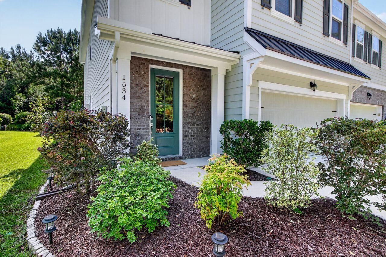 Image 3: Covered front door