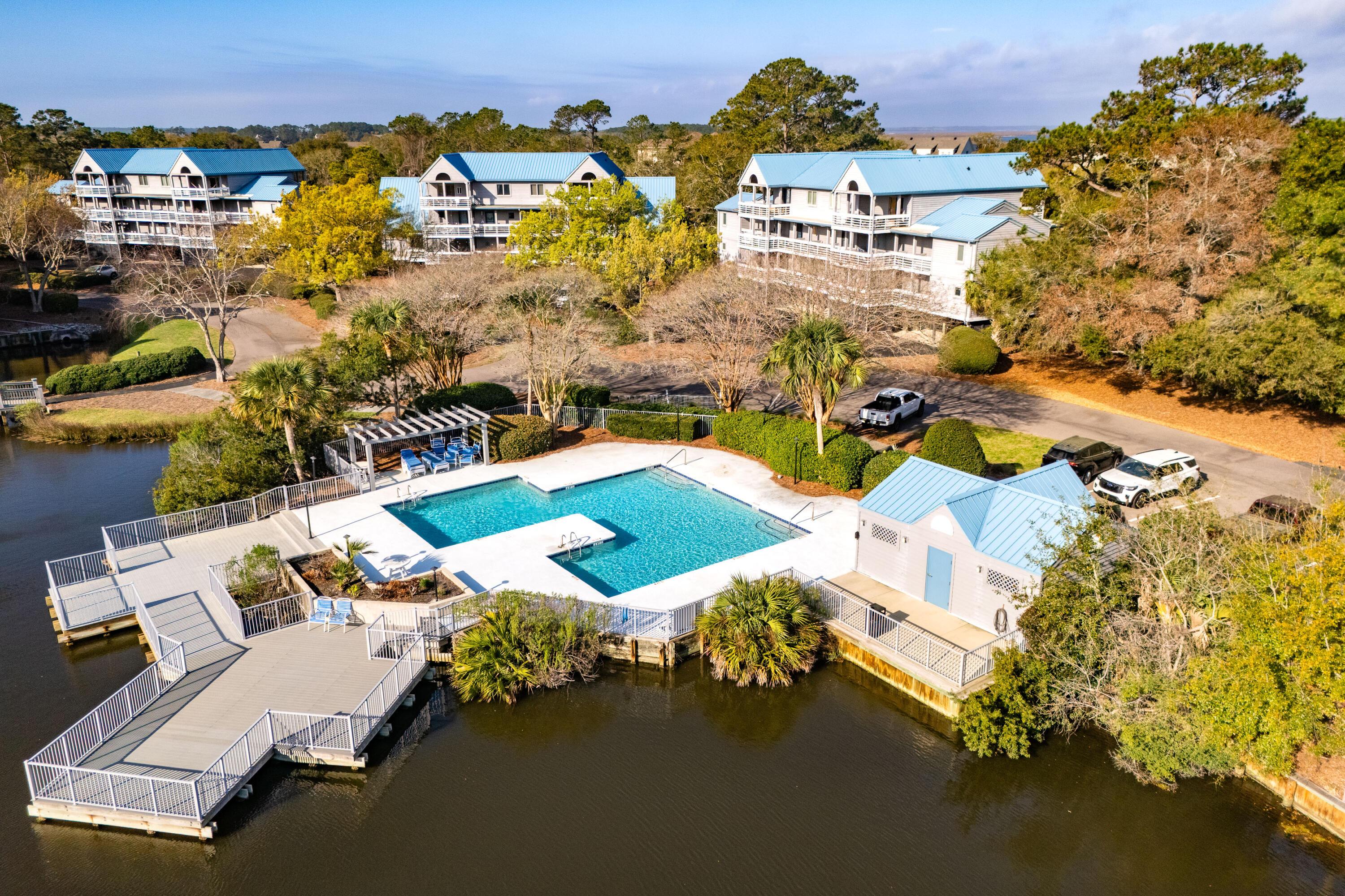 Image 2: Racquet Club Pool