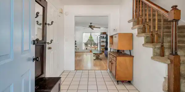 Image 4: Entryway