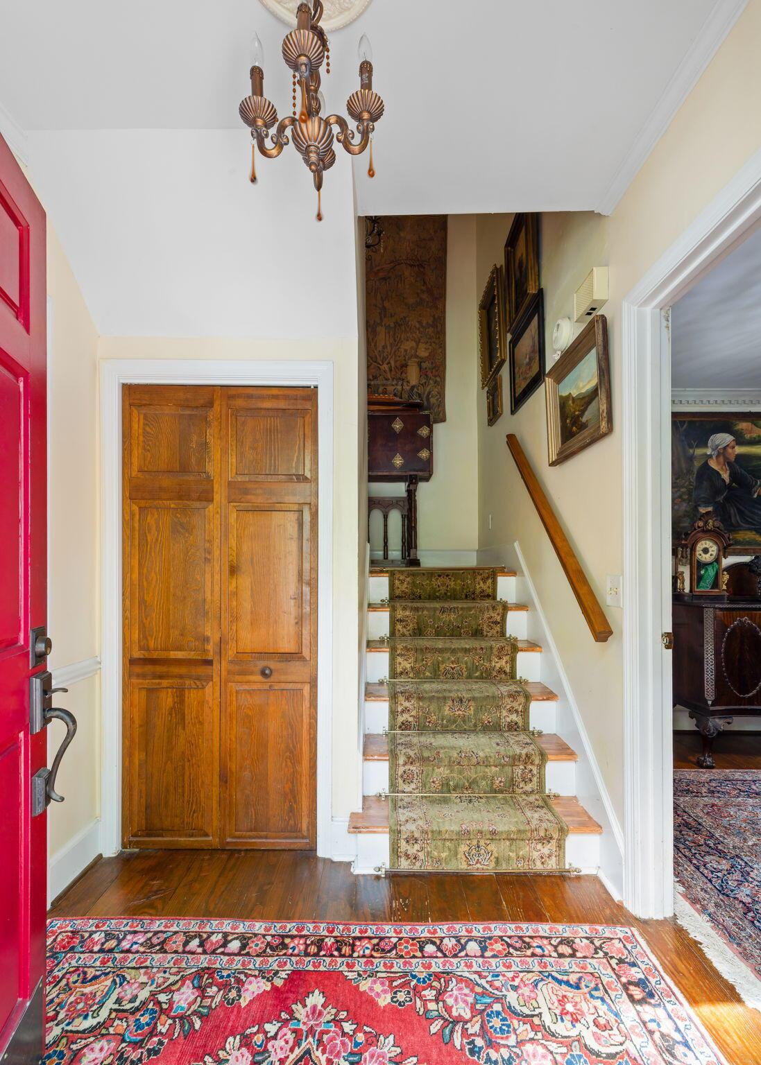 Image 4: foyer