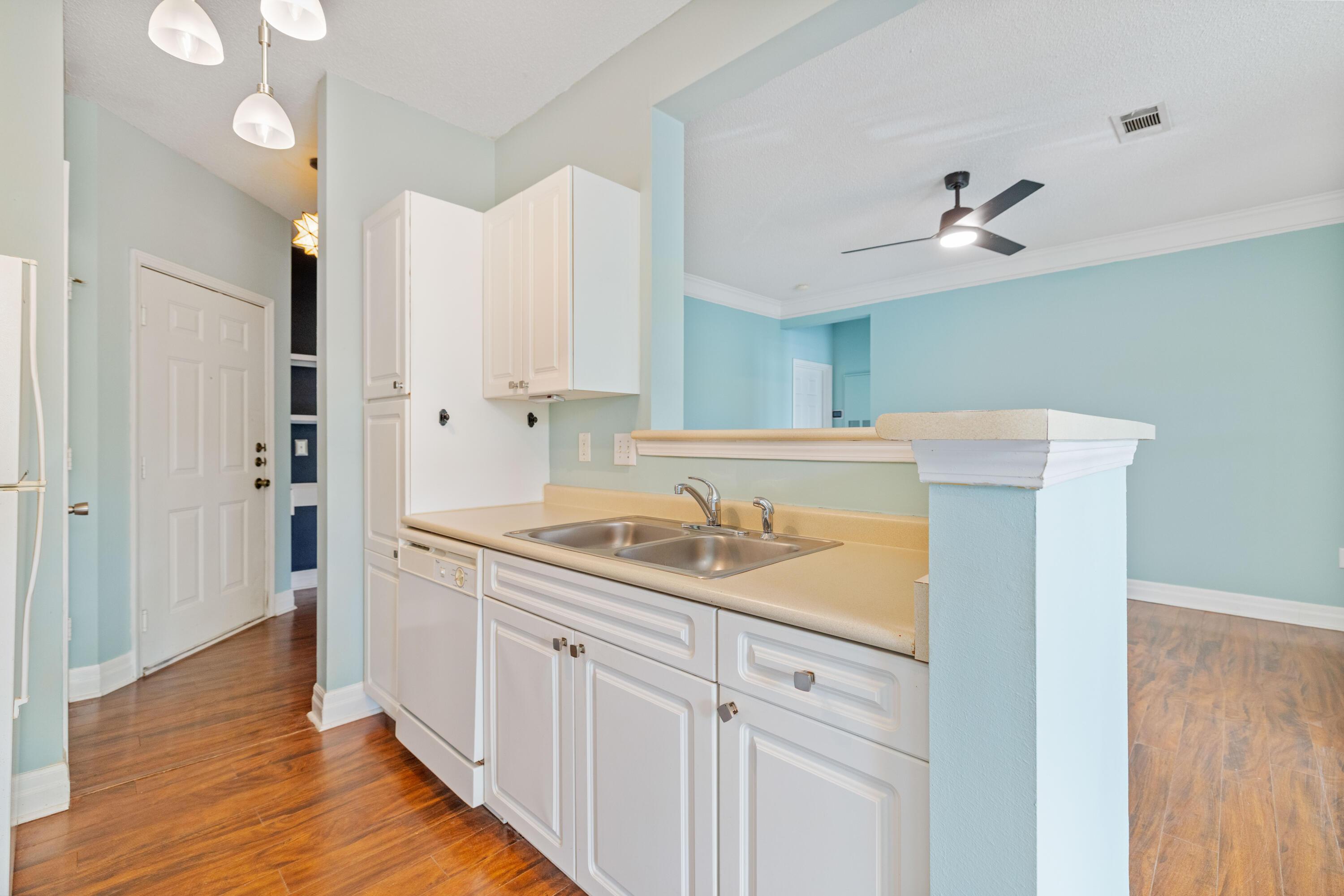 Image 4: Kitchen-2322 Chatelain Way Mt Pleasant