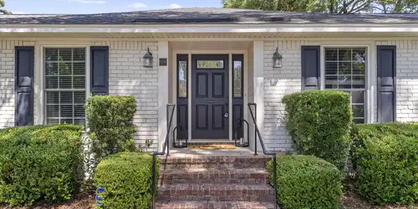 Image 3: Ranch, One-level living!