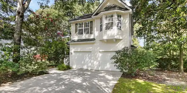 Image 2: 2 Car Garage w/Large Driveway
