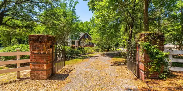 Image 2: 1882CentralParkRd-KeenEyeMarketing-002
