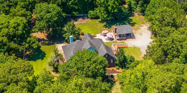 Image 4: 1882CentralParkRd-KeenEyeMarketing-079