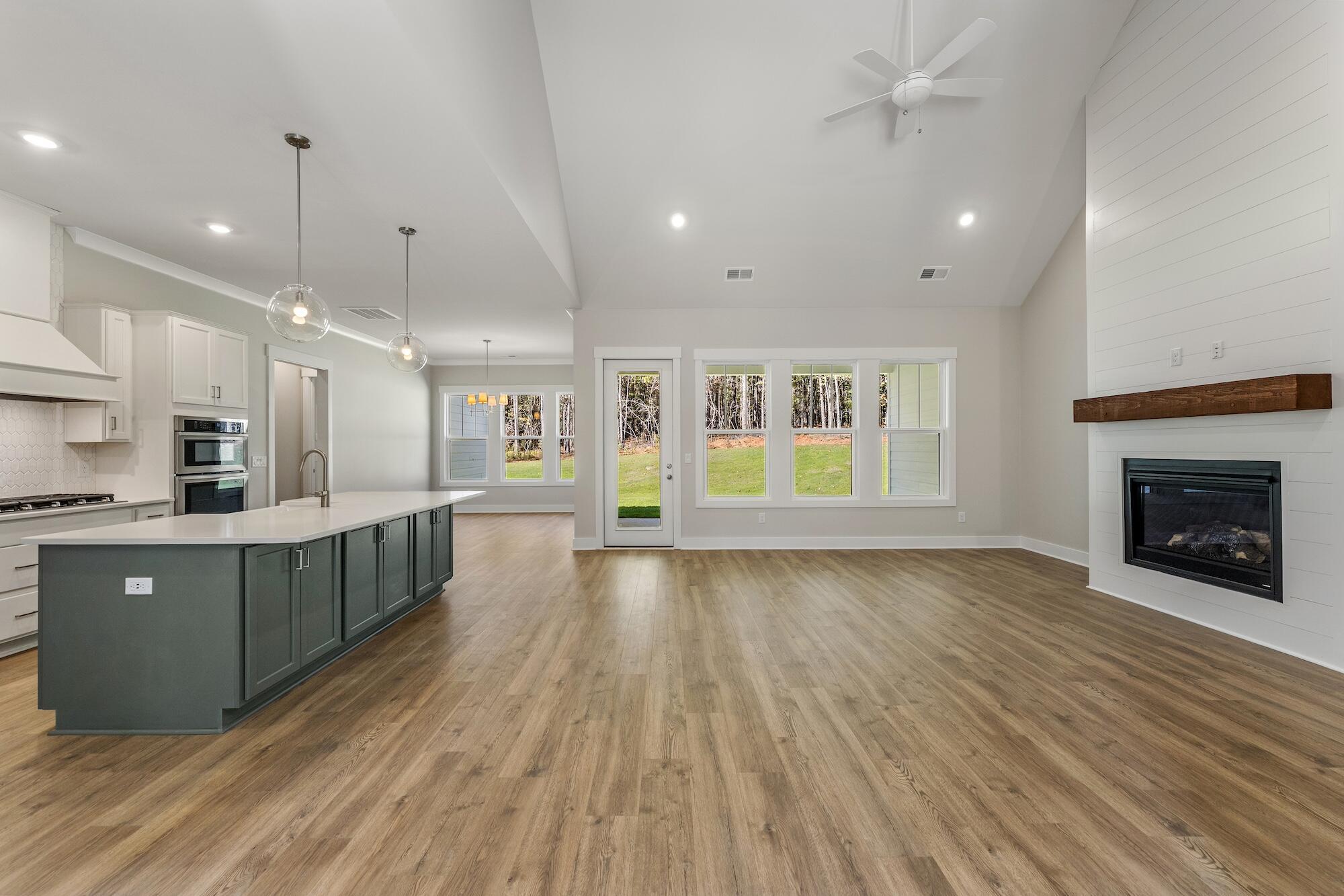Image 3: Kitchen and Living