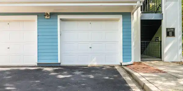 Image 2: Garage
