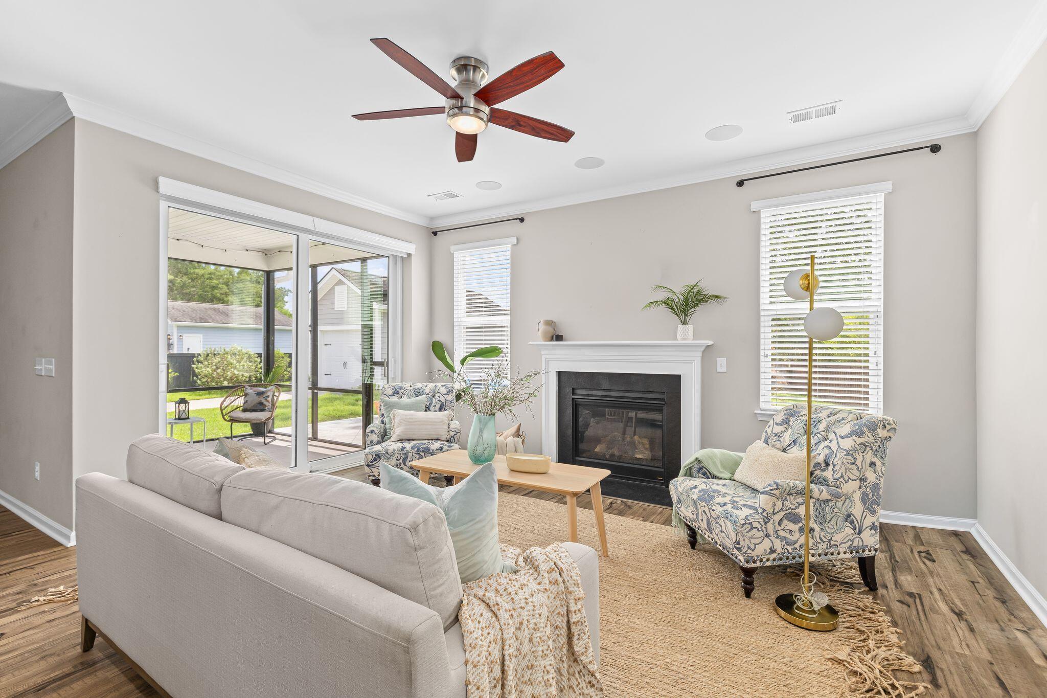 Image 3: Large Living Room