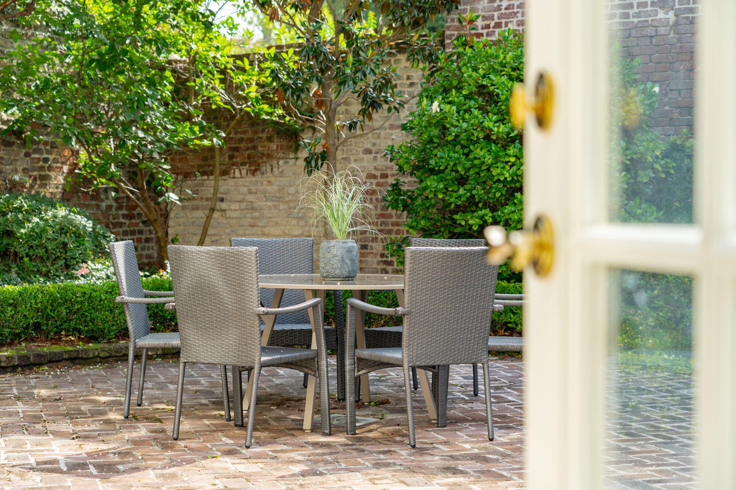 Image 4: 04_2BedonsSt