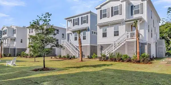 Image 2: Exterior Front 3