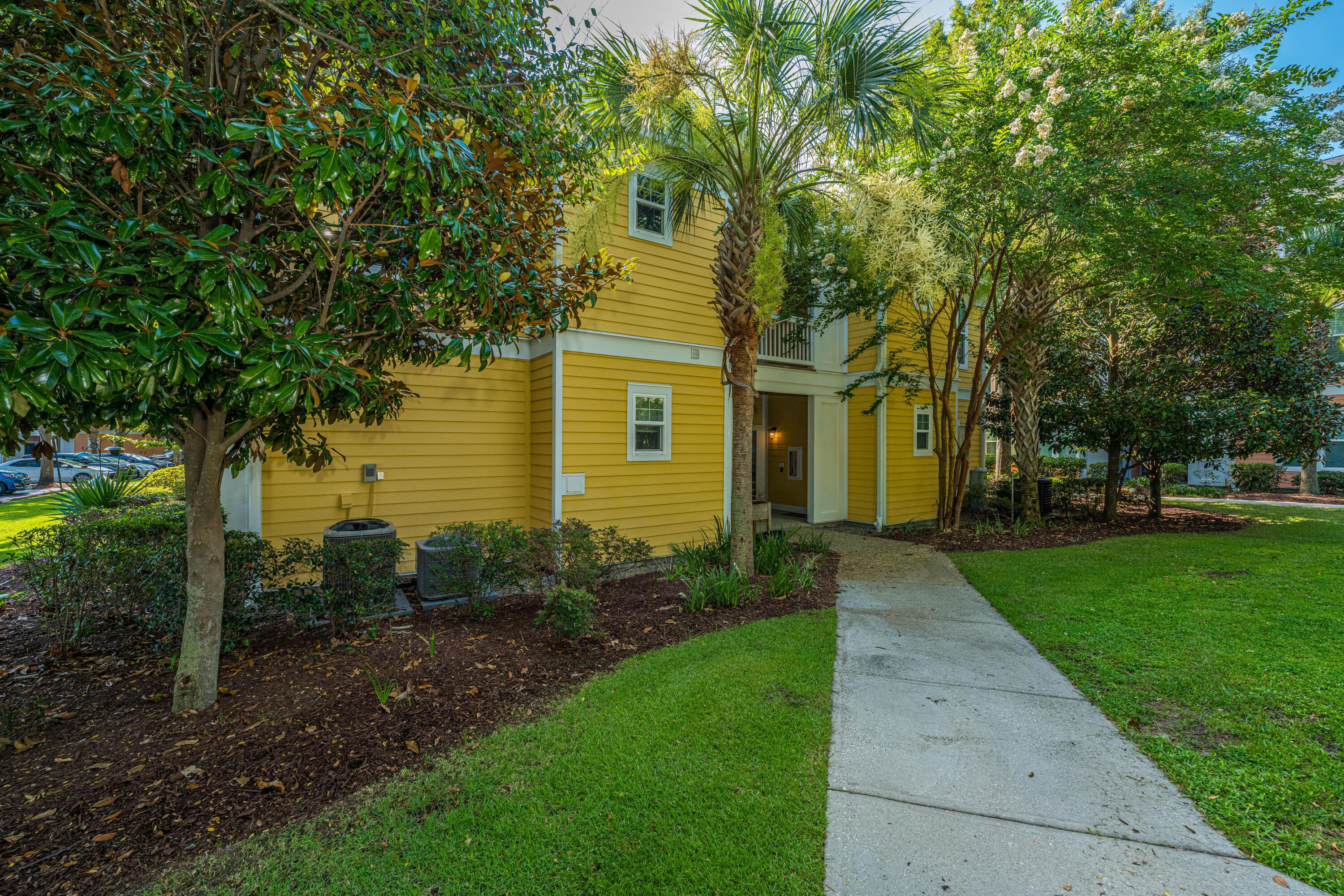 Image 3: 2128ChatelainWay005