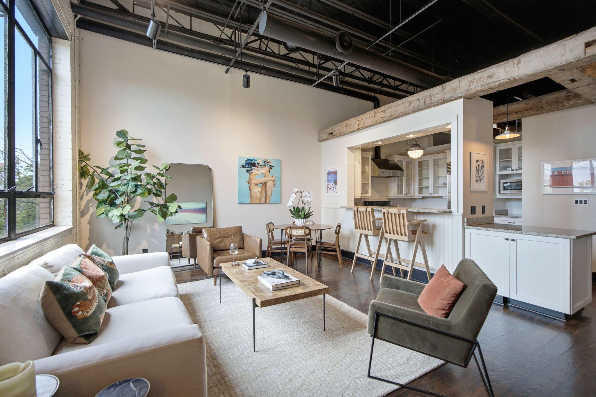Image 3: Living Room