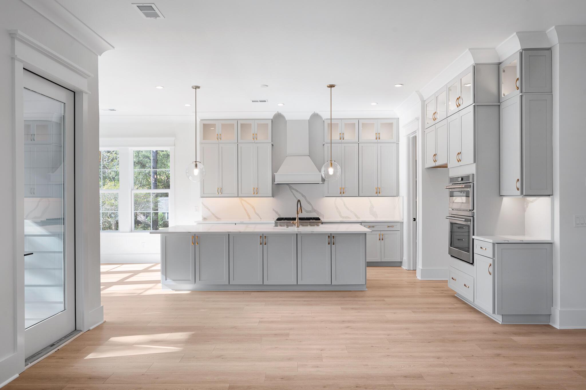 Image 4: Kitchen