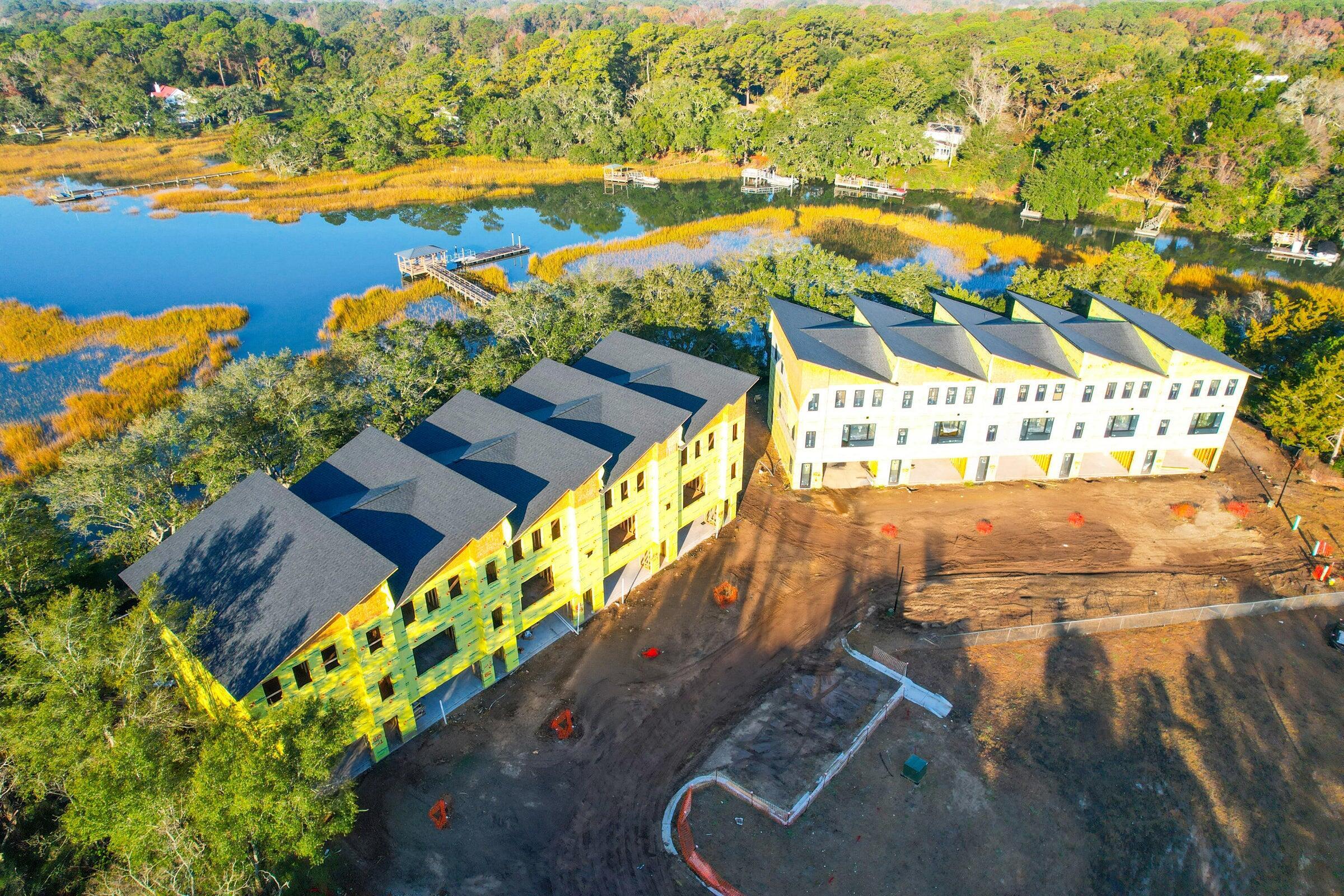 Image 4: 10 luxury townhomes