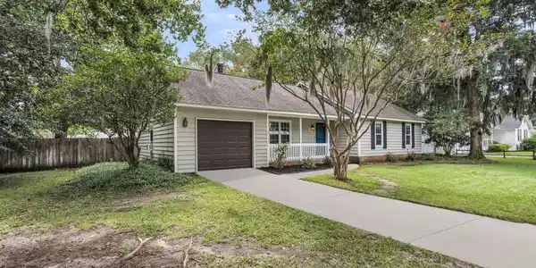 18 Paddlecreek Avenue