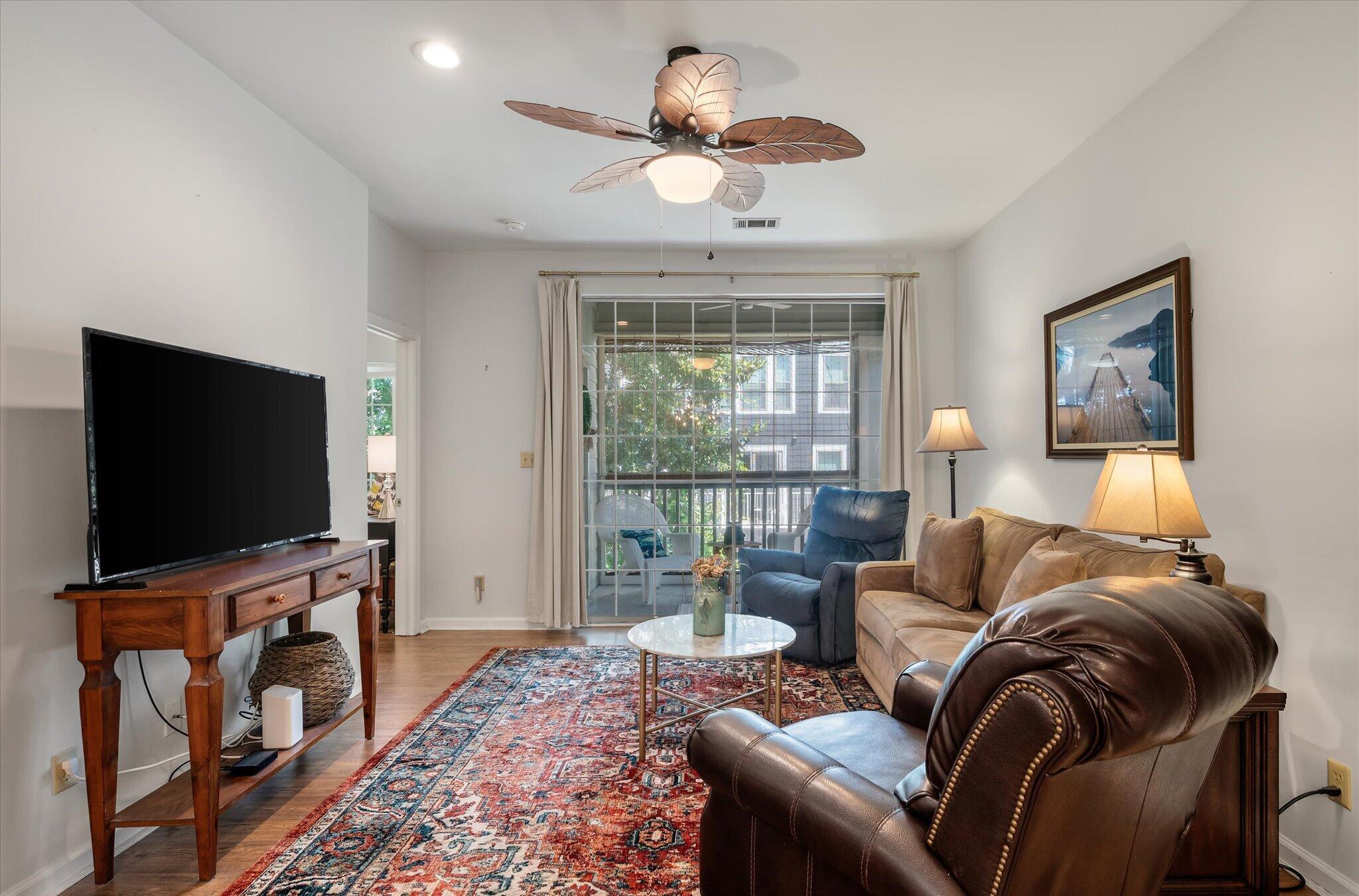 Image 4: Living Room
