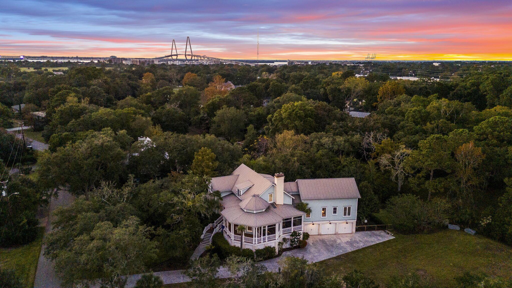 Image 2: Incredible 1 Acre Property