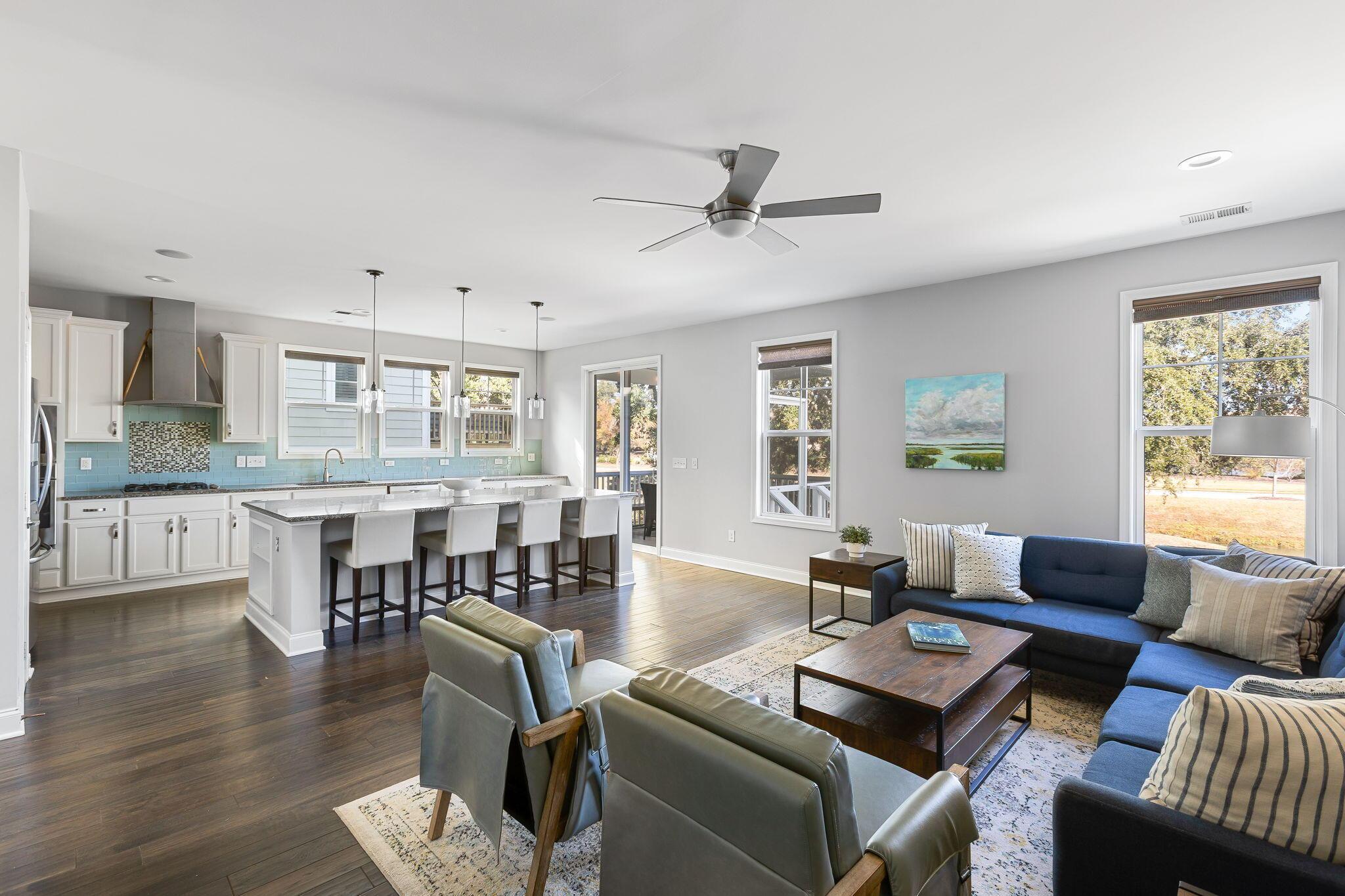 Image 4: Living Room to Kitchen