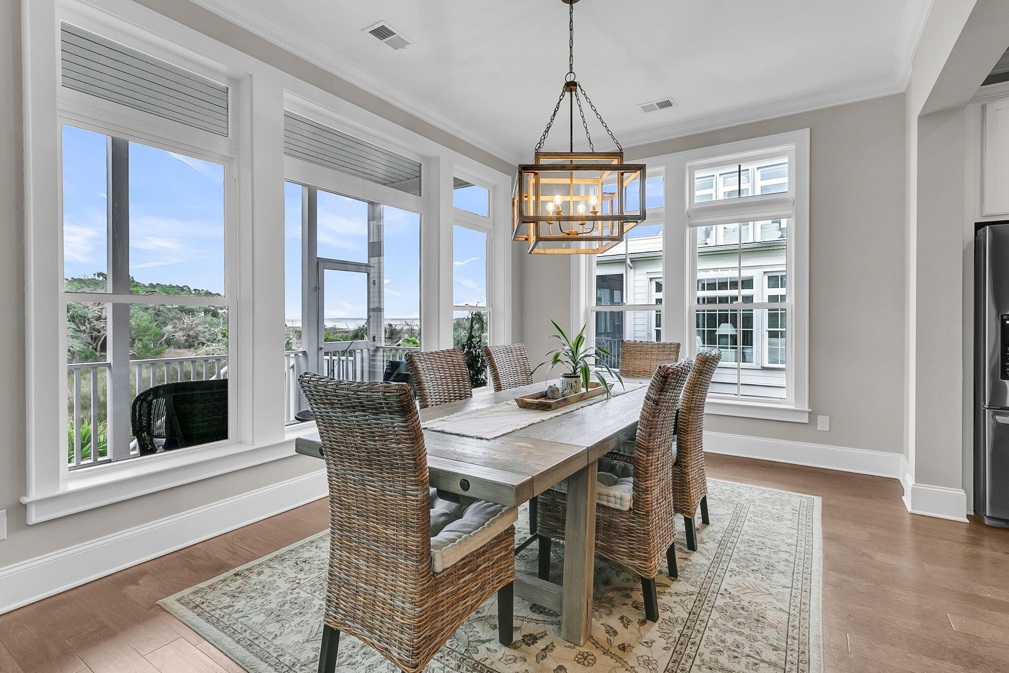 Image 4: Dining Area with VIEWS!