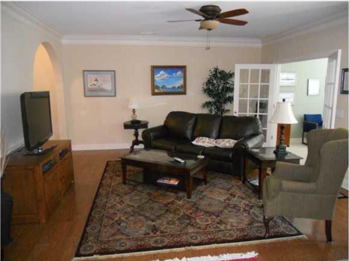 Image 2: 304 - 2000 Belle Isle -- Living Room pic