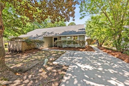 1120 Daffodil Lane