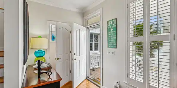 Image 3: 04-Entry