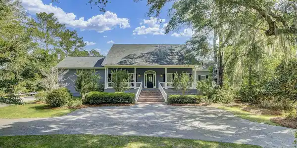 Image 2: Middleton Point Circle Driveway