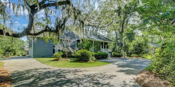 Image 3: Middletom Point Living Among the Oaks