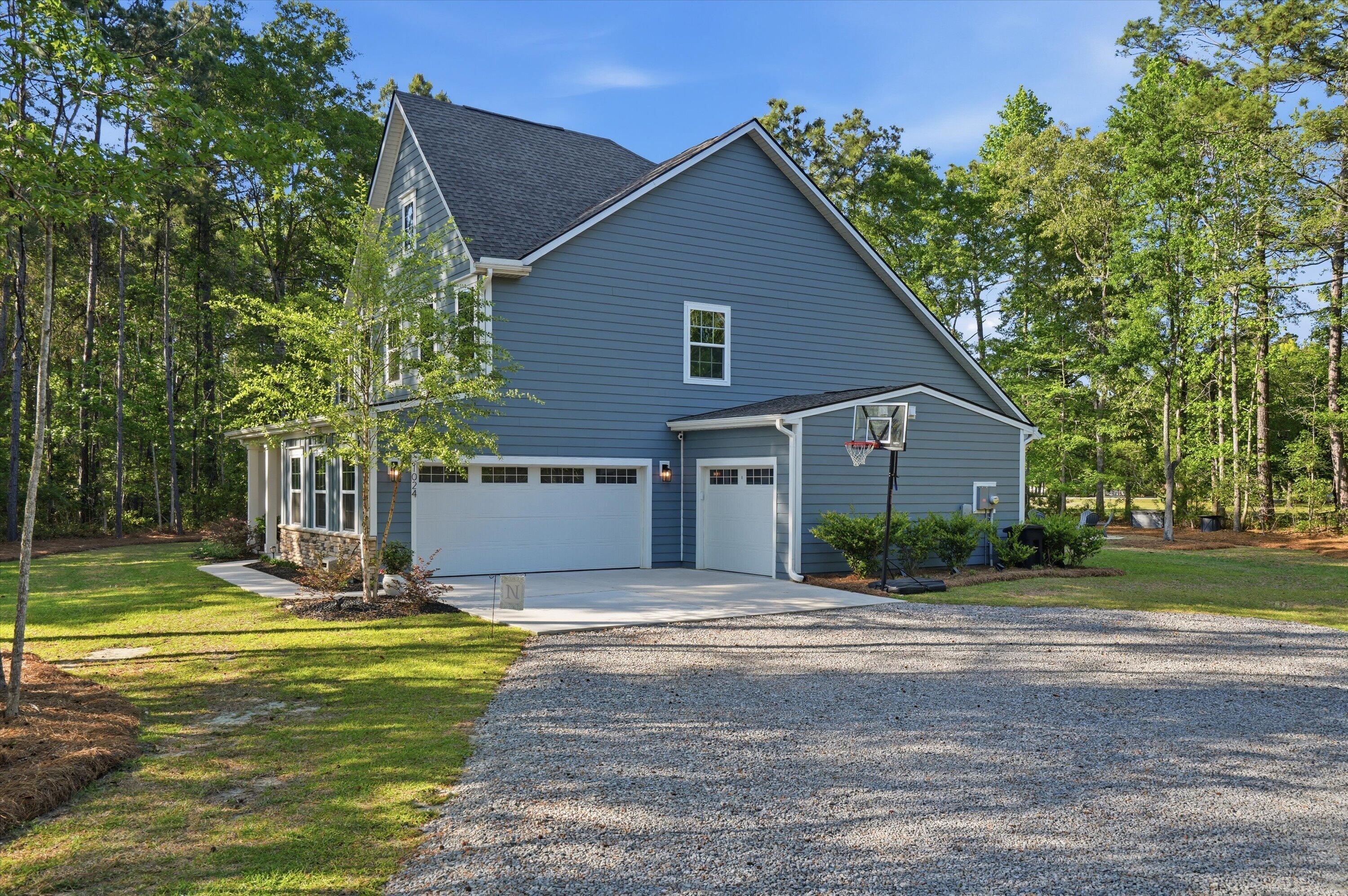 Image 3: Driveway View