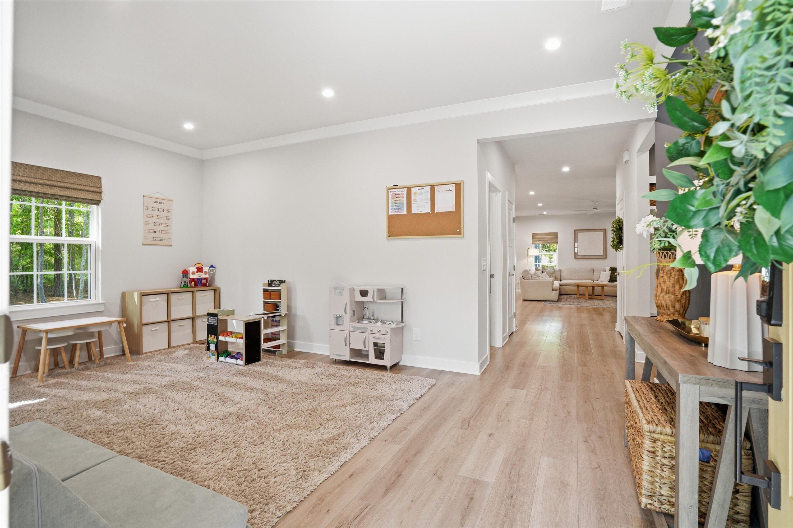 Image 4: Foyer & Flex Space
