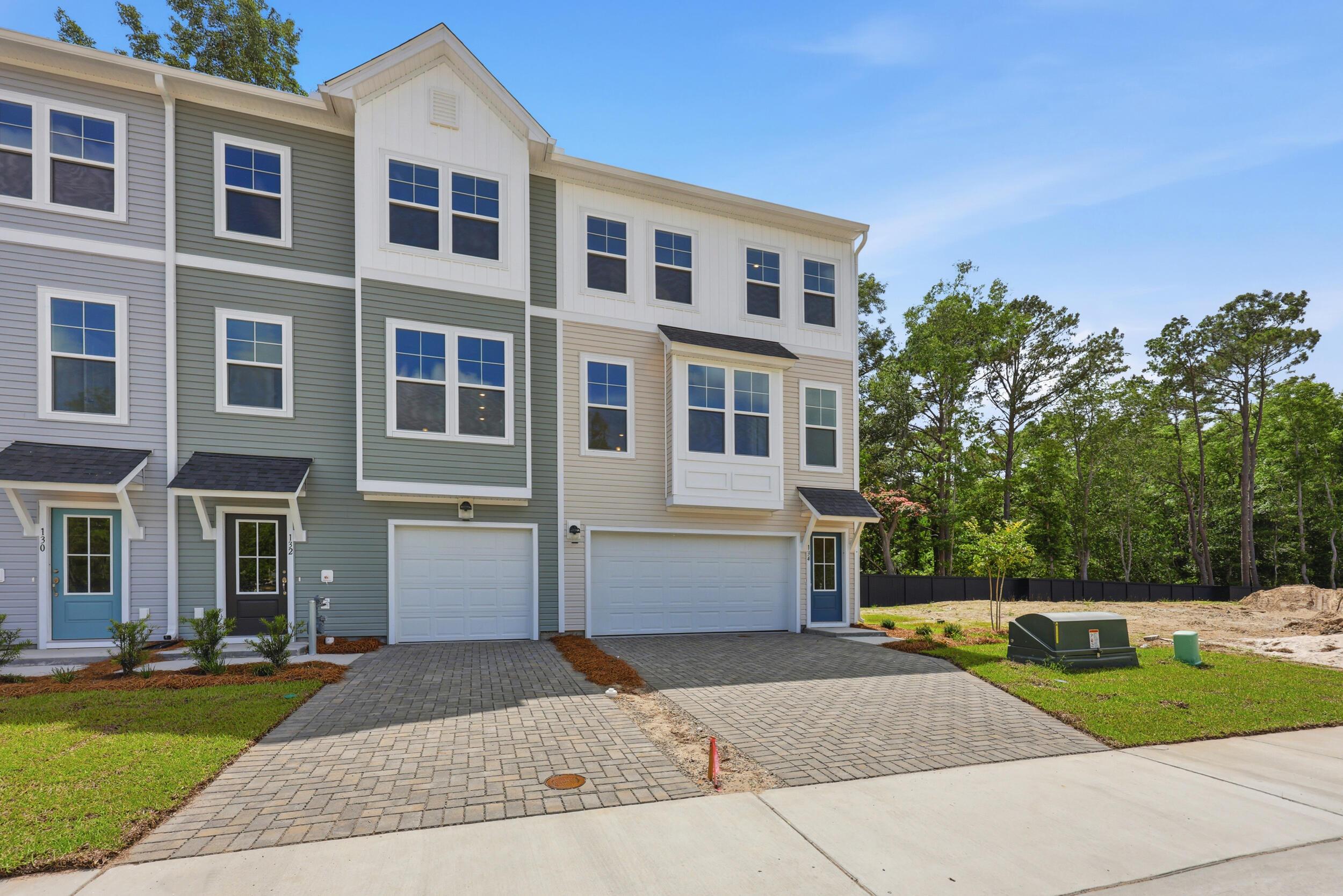 Image 3: Right End Unit Exterior