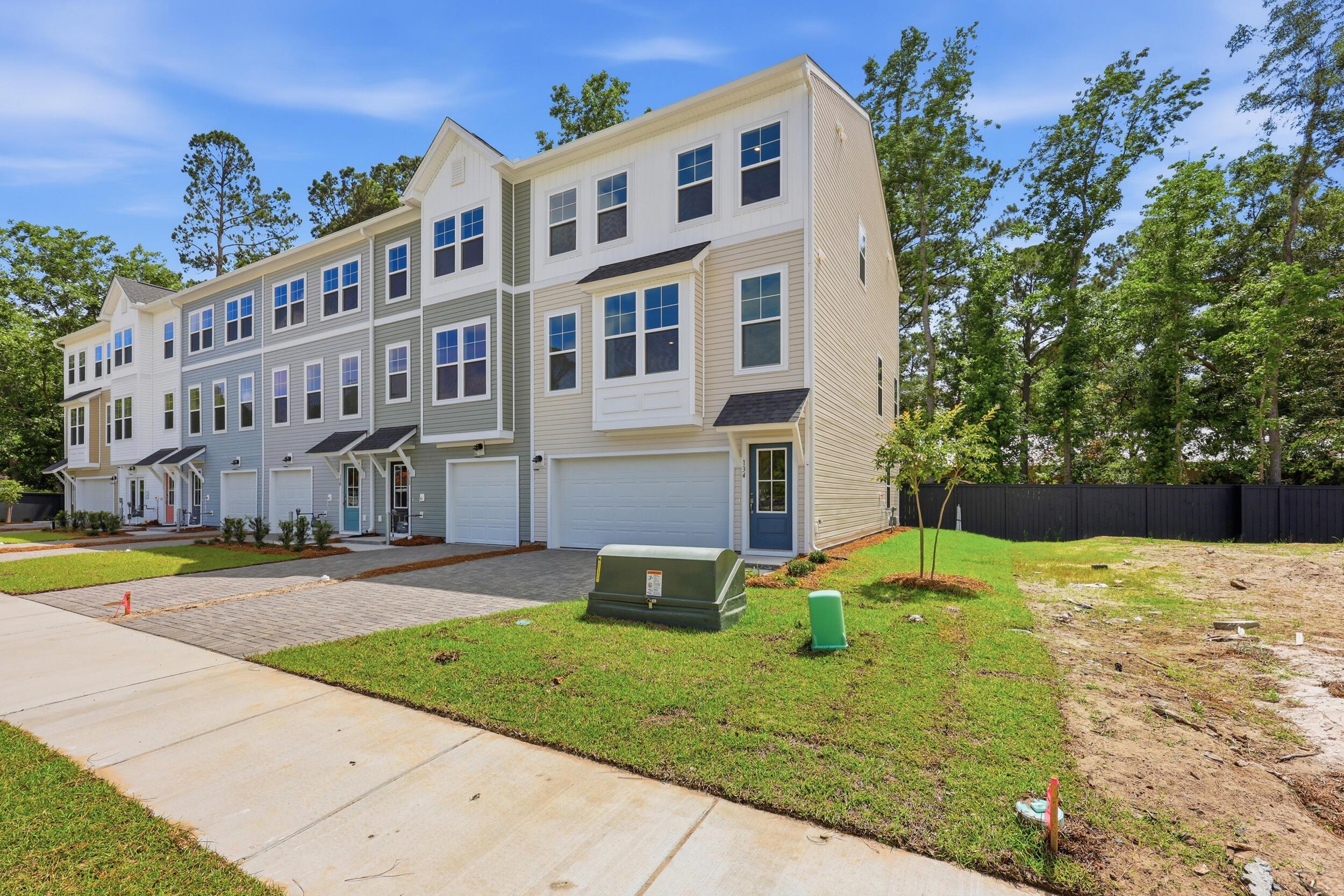 Image 4: Right End Unit Exterior