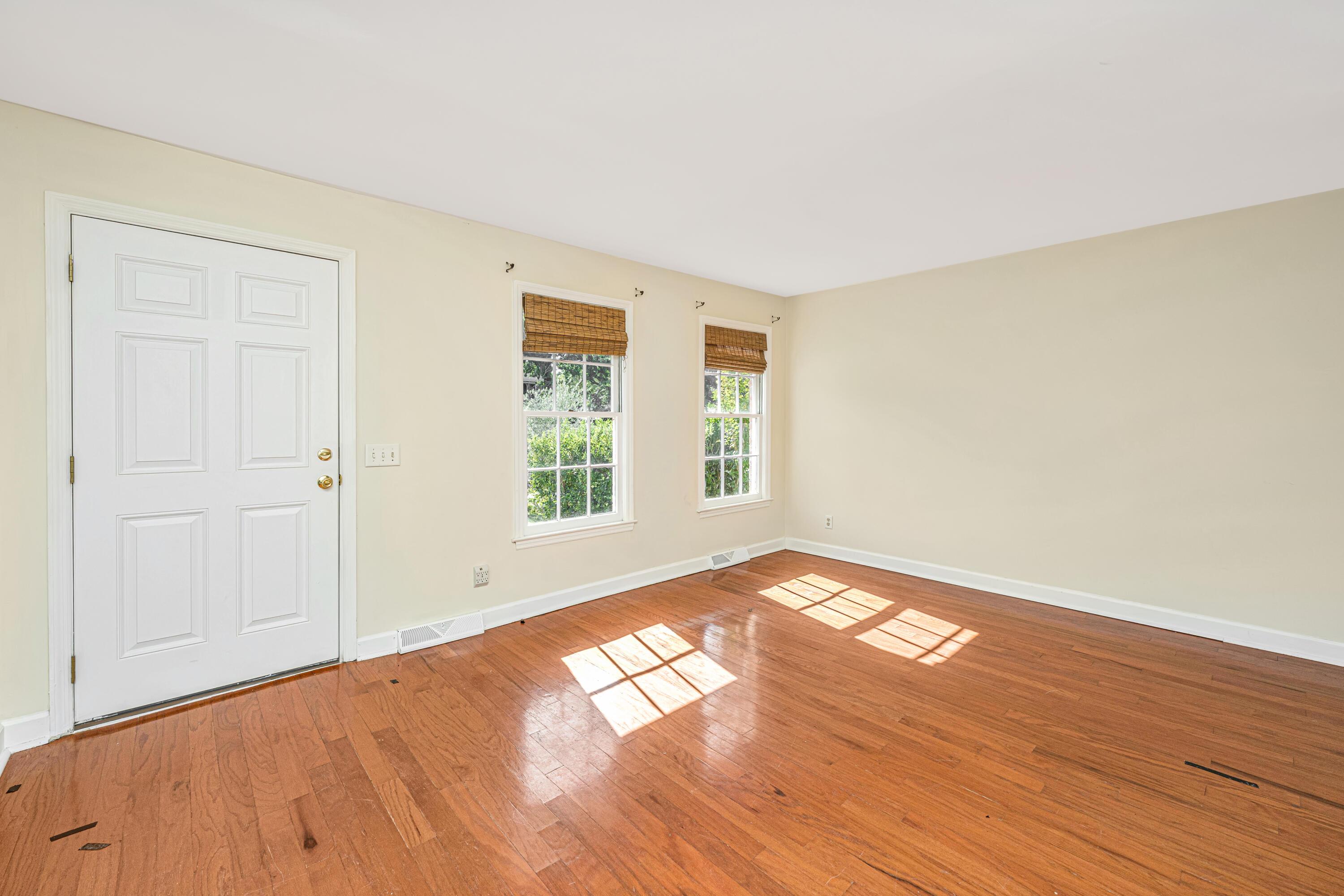 Image 4: 950CottinghamDr008
