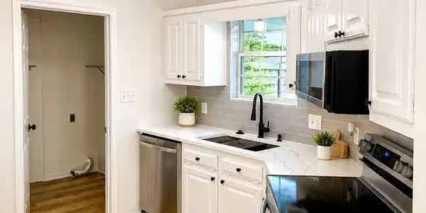 Image 4: Kitchen