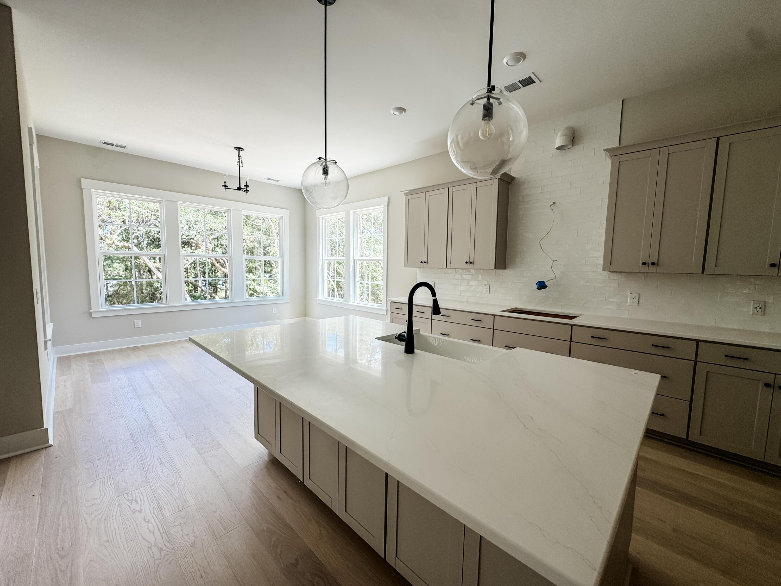 Image 4: Kitchen