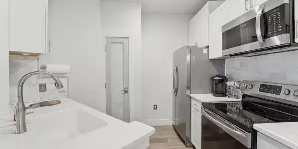 Image 4: kitchen