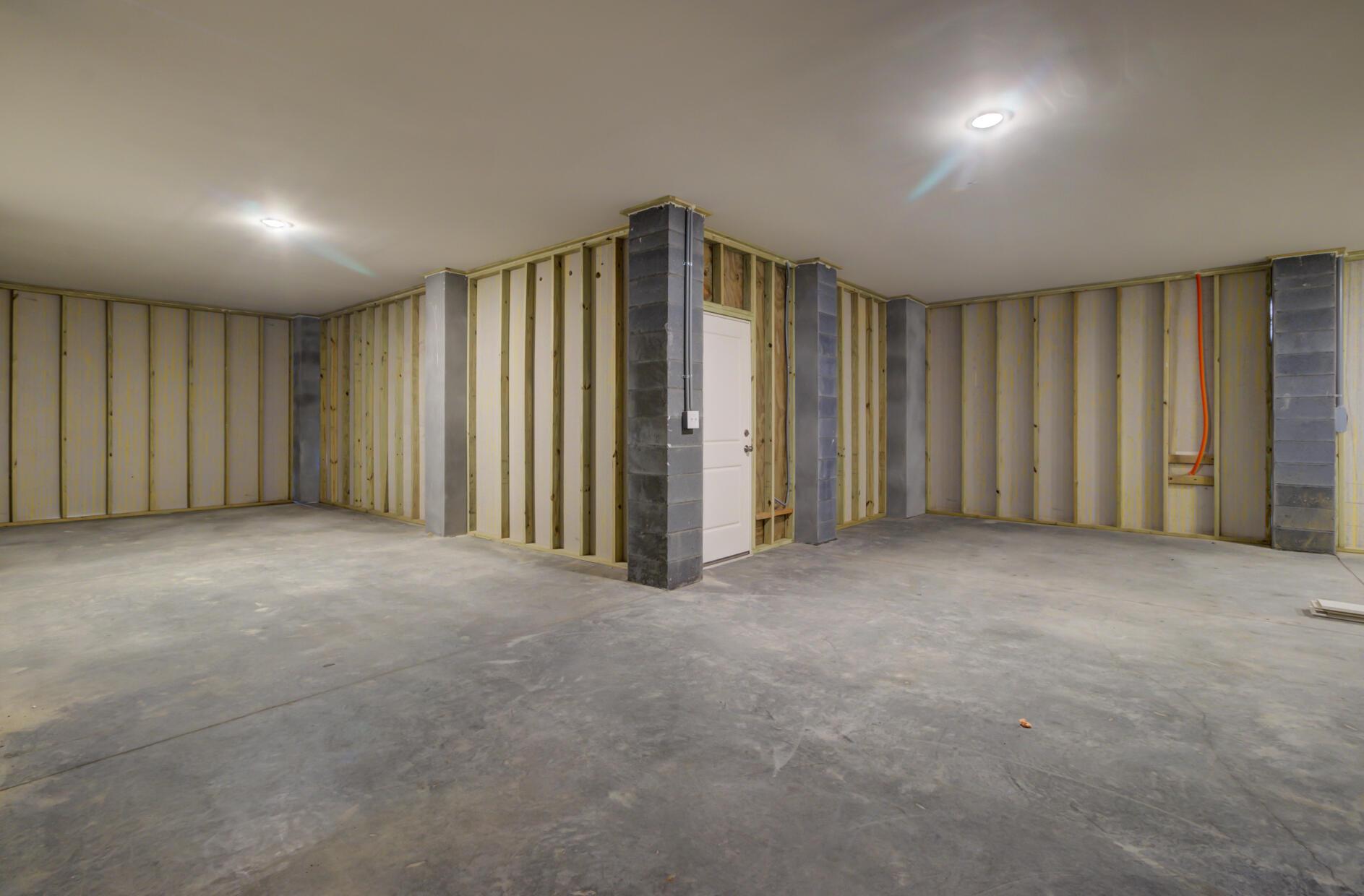 Image 3: HUGE GARAGE