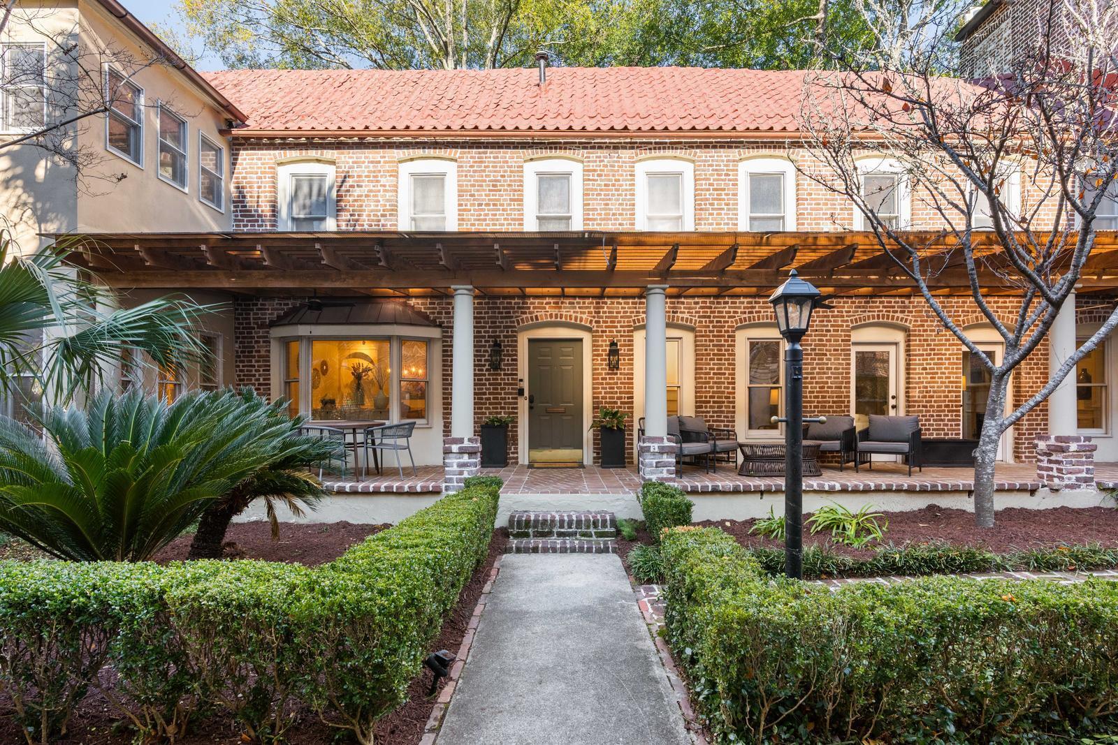 Image 2: Euro-Inspired Carriage House