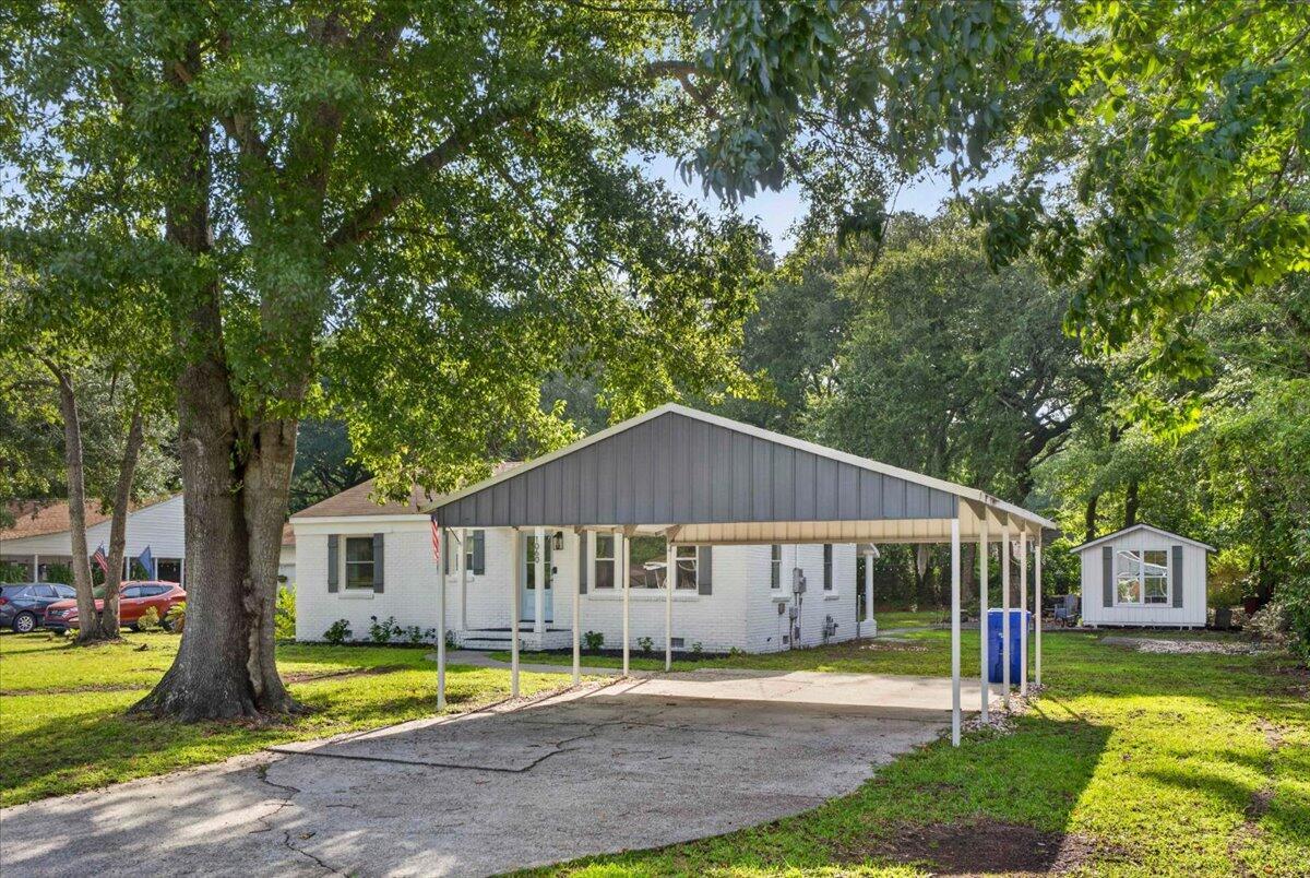 Image 4: carport