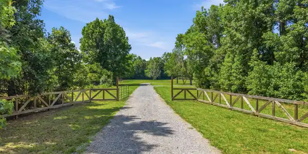 Image 3: Driveway/Gate