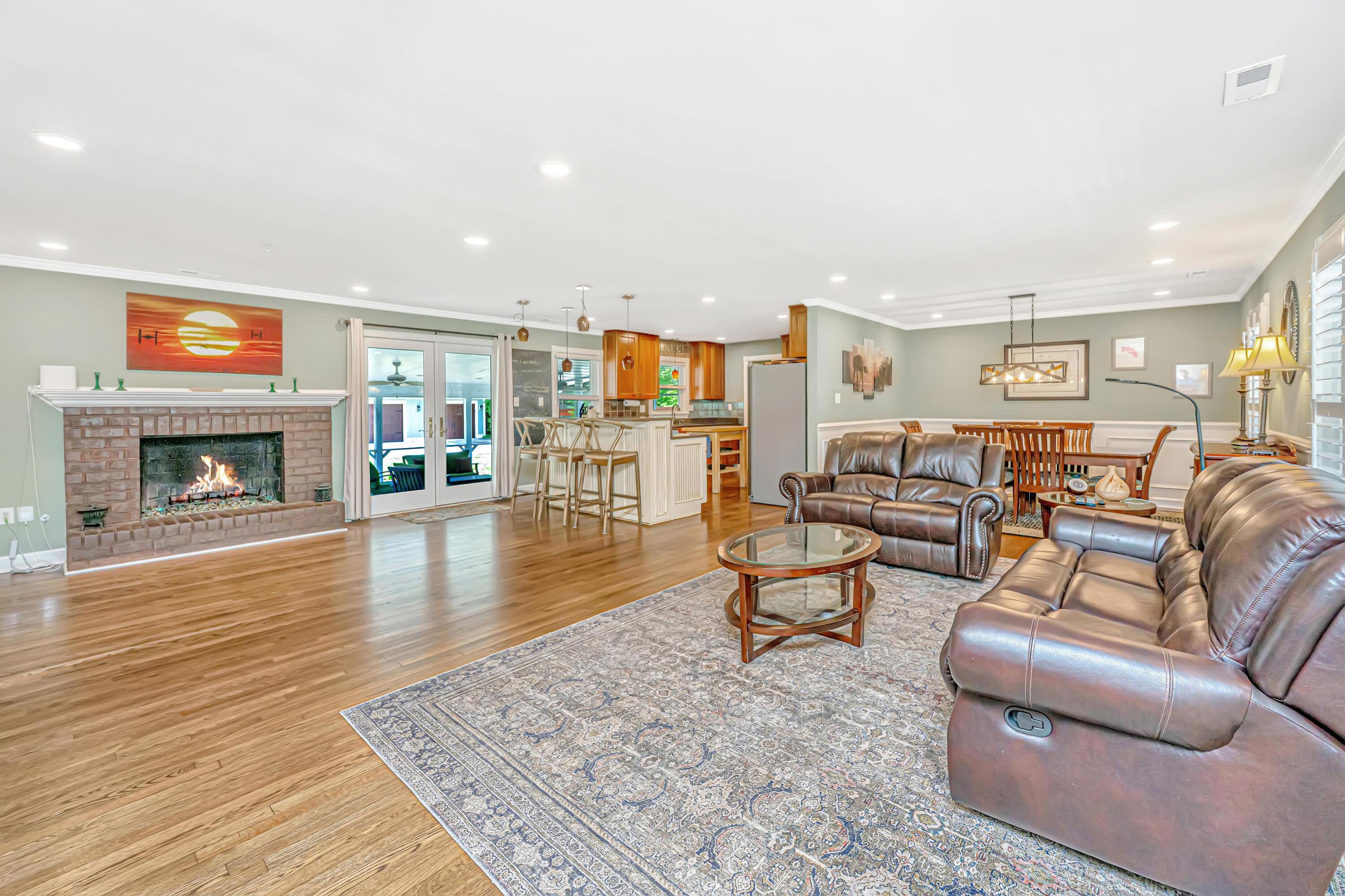 Image 4: Living Dining Kitchen Fireplace