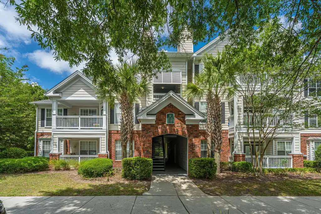 Image 1: Welcome to 45 Sycamore Ave, #933