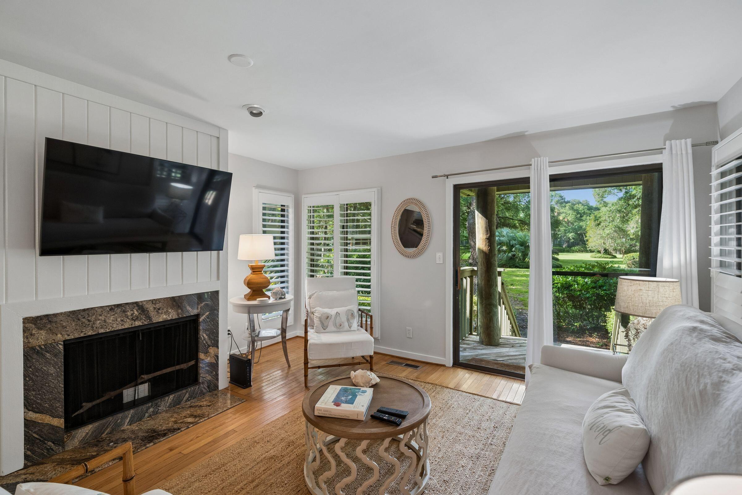 Image 4: Living Room 1