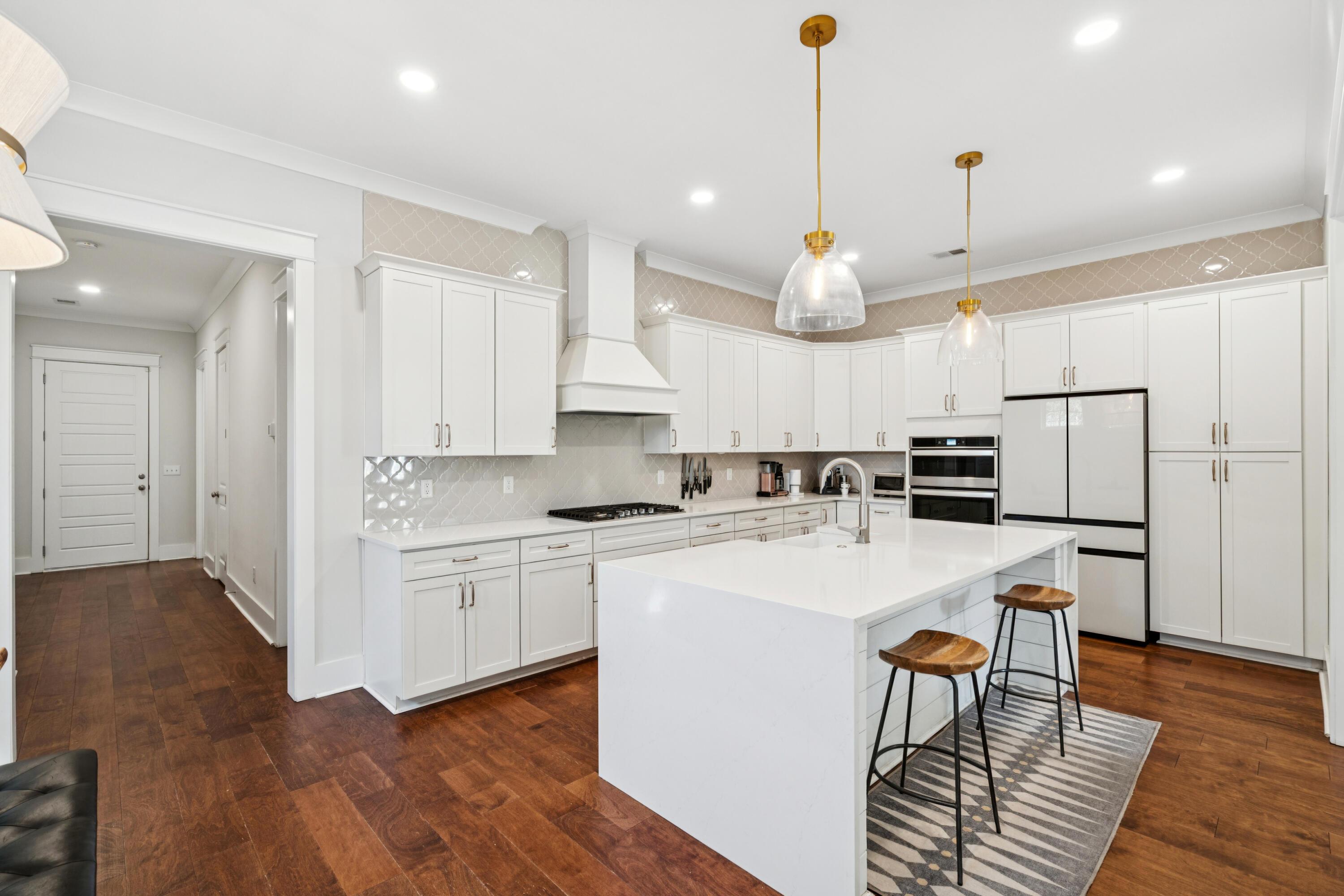 Image 3: 1029AveofOaks-KeenEyeMarketing-016