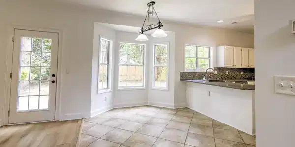 Image 4: Eat in kitchen