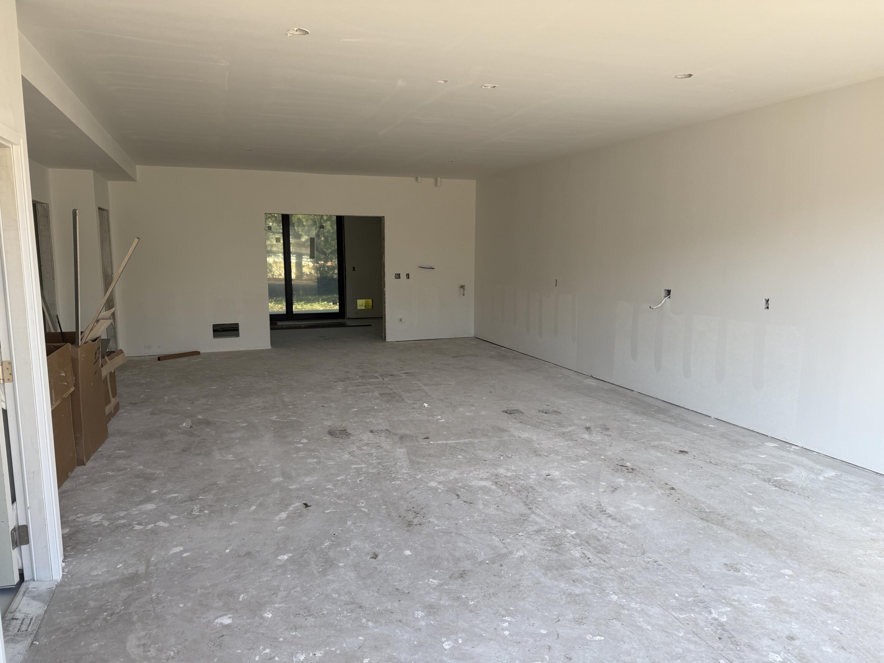 Image 4: Spacious 2 car garage