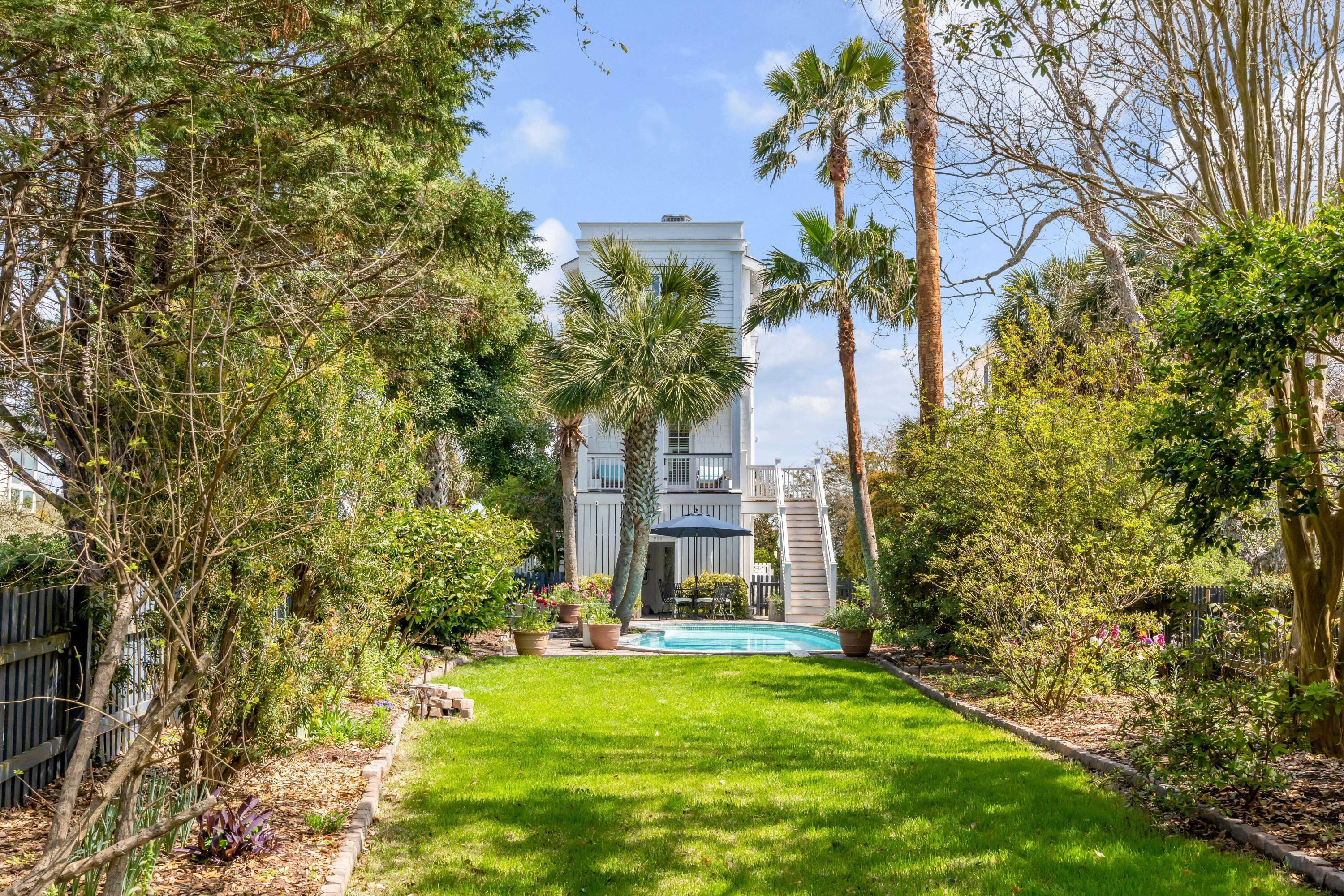 Image 4: Exterior_904 Middle_4