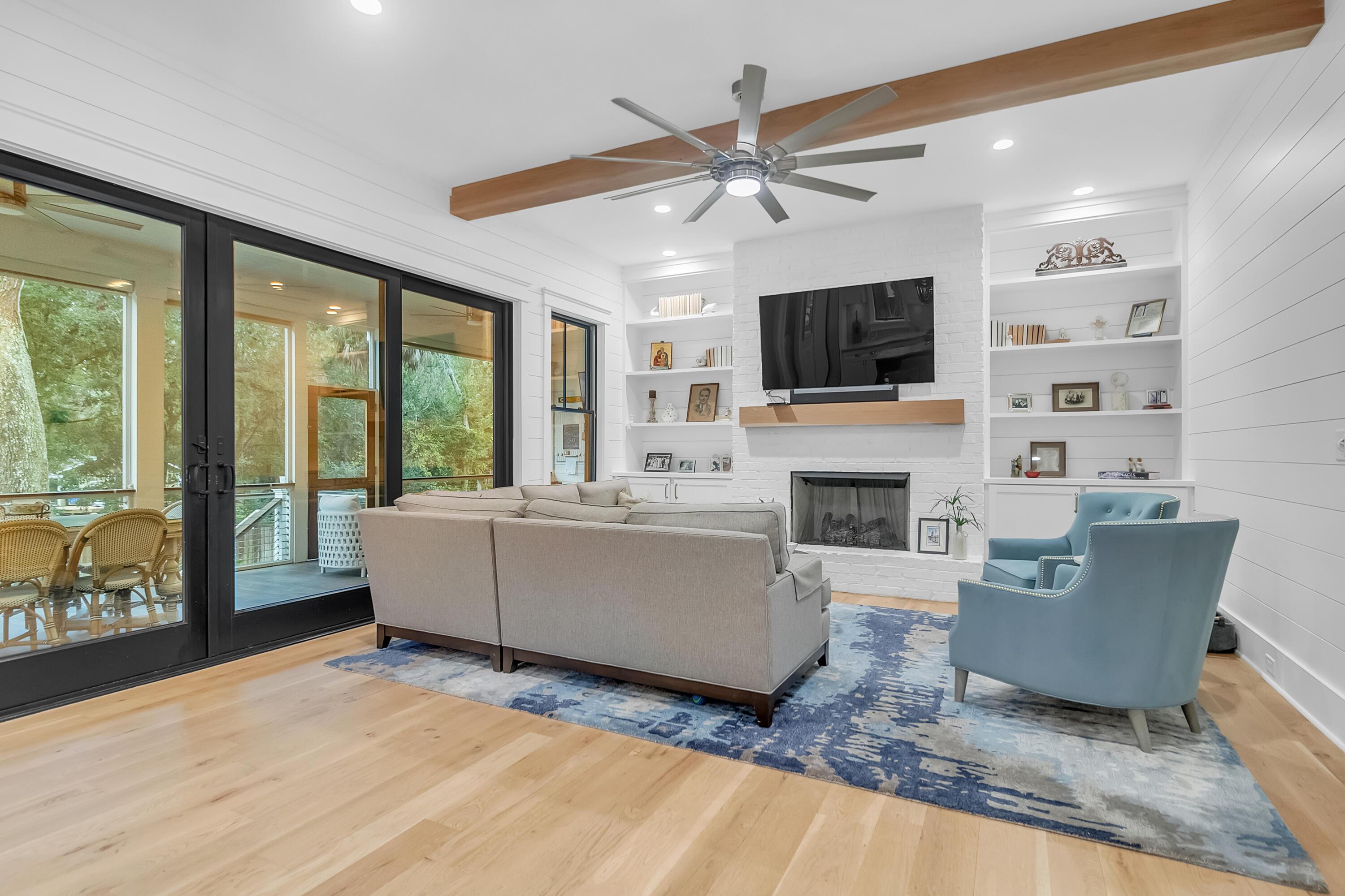 Image 4: Stunning View of the Live Oaks