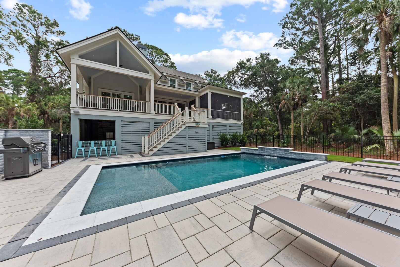 Image 2: 1 Exterior w pool