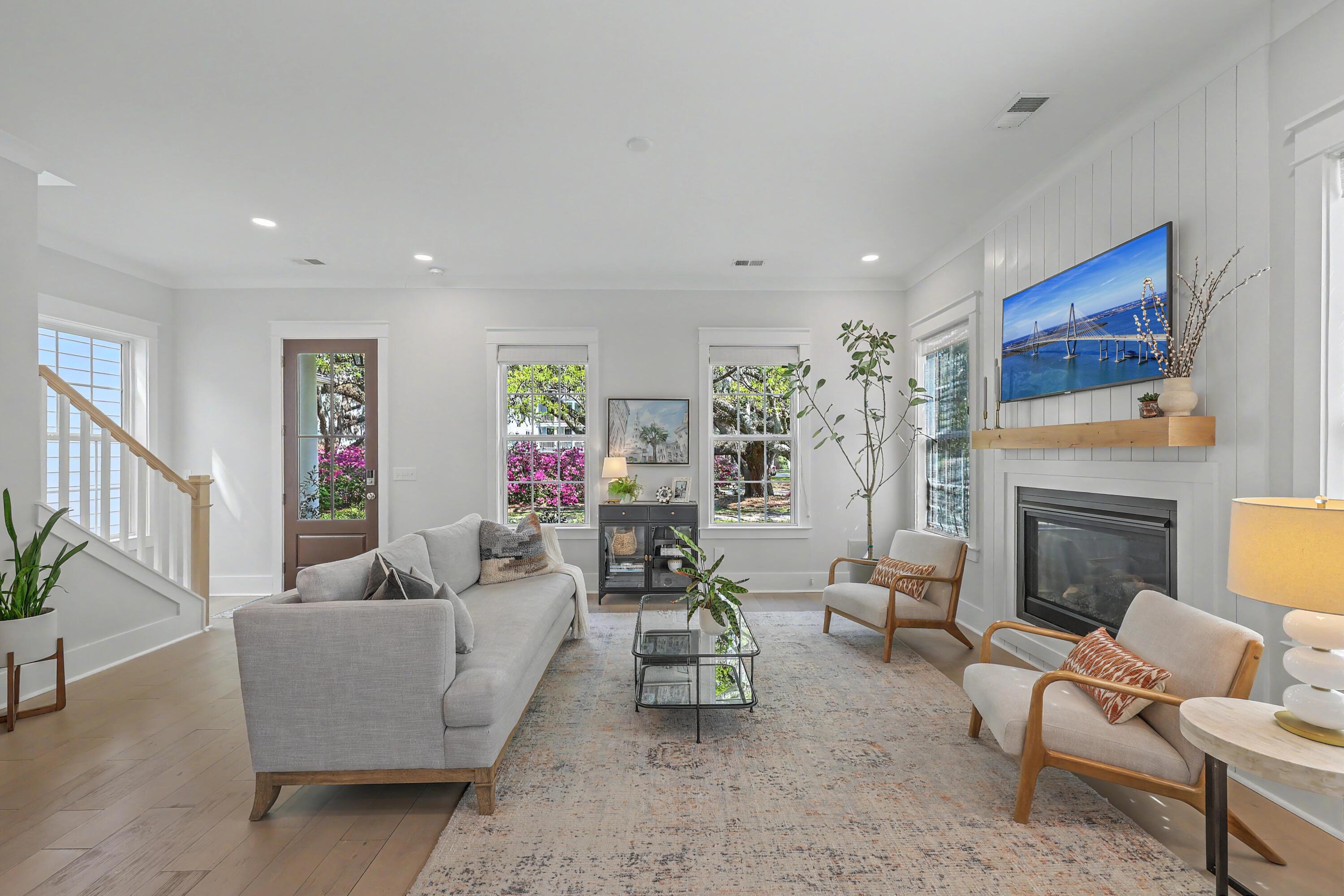 Image 3: Living Room